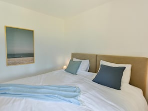 A bed with white bedding, a beige headboard, and two pillows. - Villa with private pool and vineyard views (Beaufort)