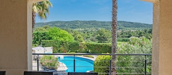 Villa with private pool and vineyard views