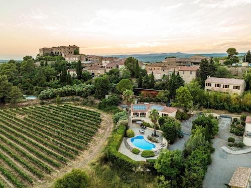 Villa mit Pool und Blick auf die Weinberge