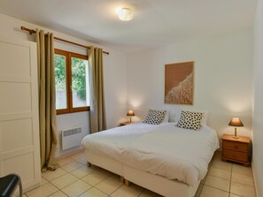 3 bedrooms, iron/ironing board, internet - Villa with private pool and vineyard views (Beaufort)