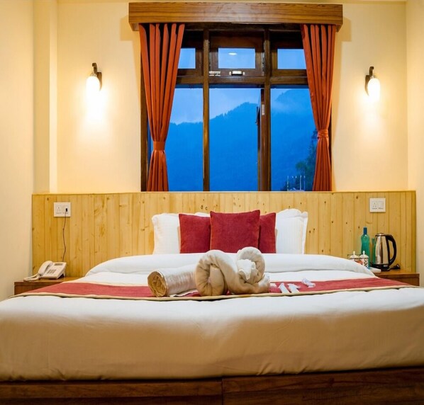 غرفة مزدوجة مريحة | أغطية فراش متميز ة وألحفة محشوة بالريش وبديكورات فريدة لكل غرفة