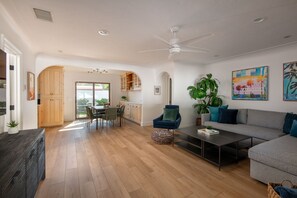 Smart TV, books, stereo, offices