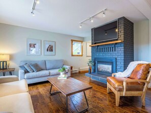 Televisión, chimenea y oficina 