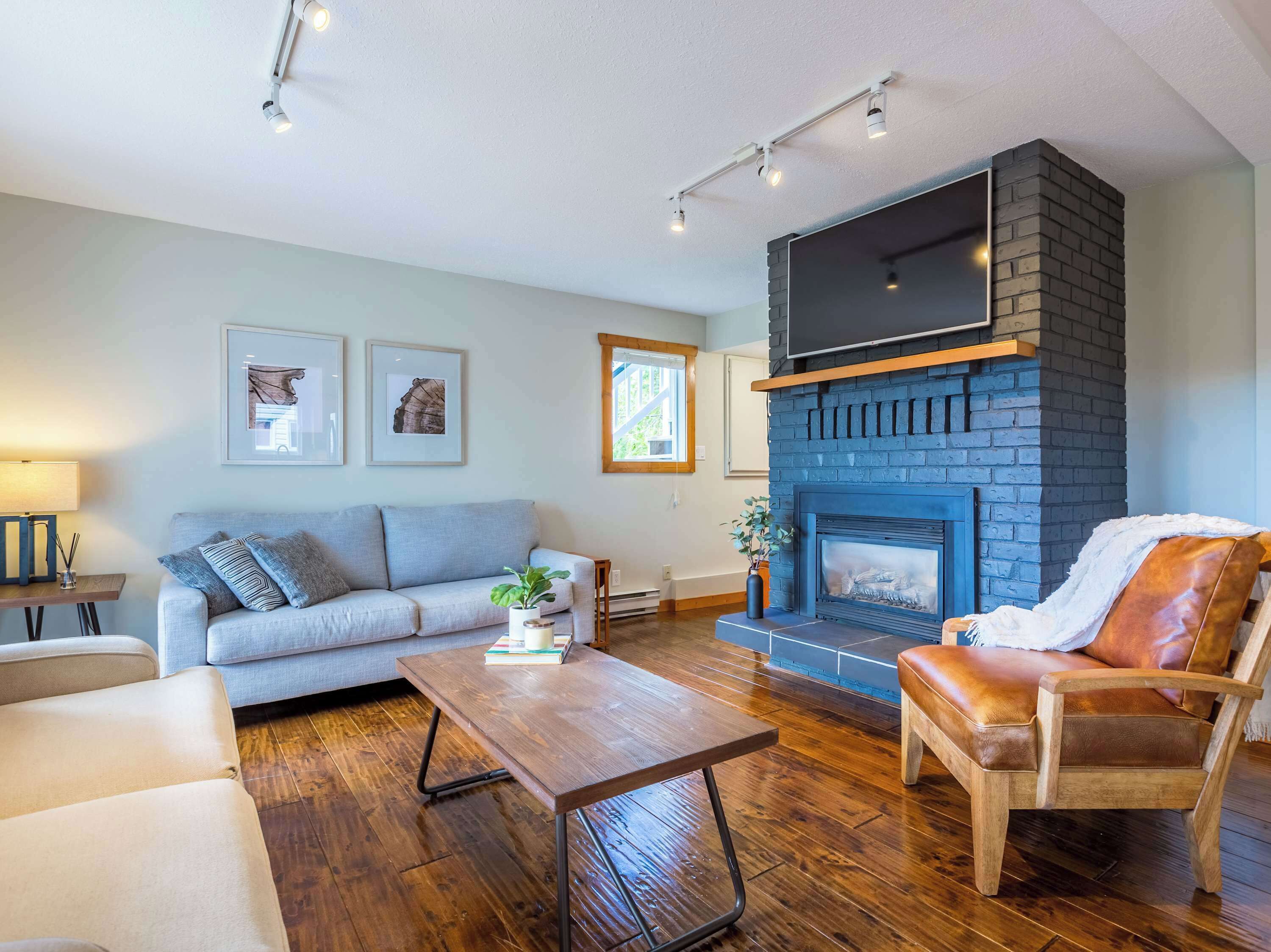 TV, caminetto, studio