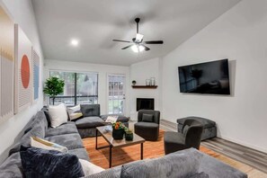 TV, offices - Far North Dallas Chic Haven (Dallas)