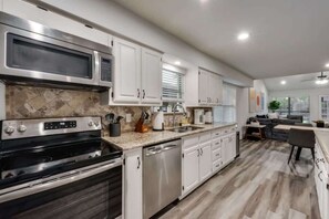 Fridge, microwave, oven, stovetop - Far North Dallas Chic Haven (Dallas)