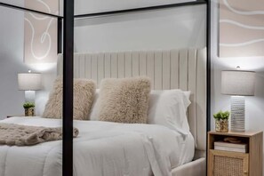 3 habitaciones, escritorio y tabla de planchar con plancha 