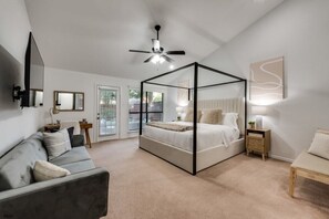 3 habitaciones, escritorio y tabla de planchar con plancha