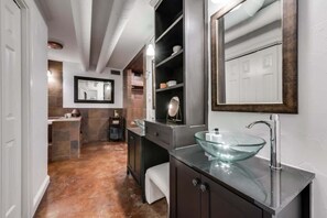 Tina, secadora de cabello, toallas, shampoo 