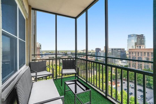 Luxe Living~ Free Parking!