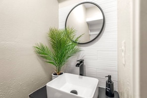 Shower, hair dryer - Luxe Living~ Free Parking! (Atlanta)
