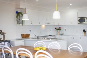 Réfrigérateur, four à micro-ondes, un four, surface de cuisson