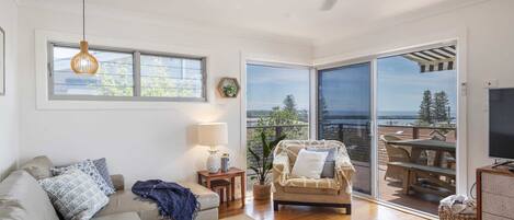 Télévision, livres, espaces bureaux