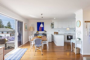 Dining - Bimbajong Yamba - Oceanstays (Yamba)