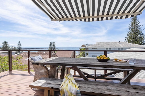 Outdoor dining - Bimbajong Yamba - Oceanstays (Yamba)