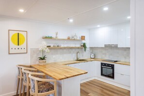 冷蔵庫、電子レンジ、オーブン、コンロ