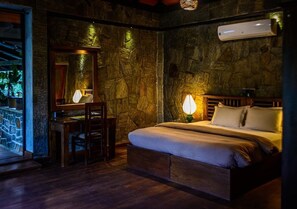 7 bedrooms, WiFi, bed sheets