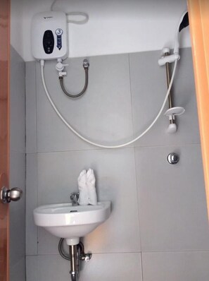 Deluxe-Zimmer | Badezimmer | Dusche, Regendusche, kostenlose Toilettenartikel, Handtücher