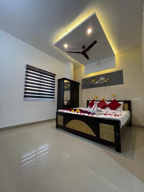 Premium bedding, memory-foam beds, desk - Cofiya Hotel and Restaurant (Somvarpet)