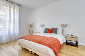 1 habitación, escritorio, tabla de planchar con plancha y cuna de viaje 