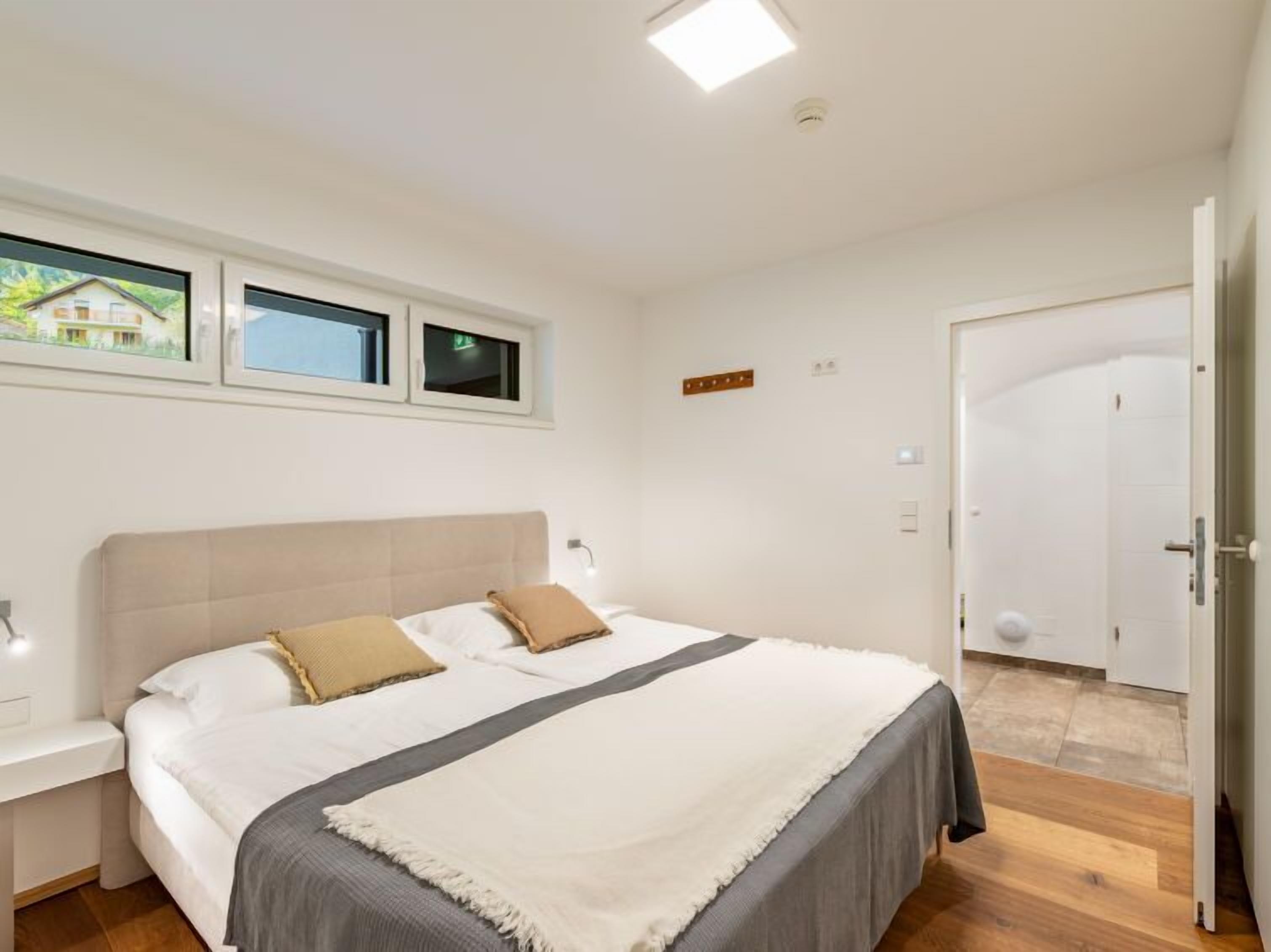 3 chambres, bureau, accès Internet
