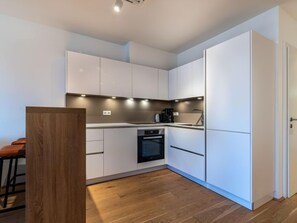 Kühlschrank, Mikrowelle, Ofen, Geschirrspüler
