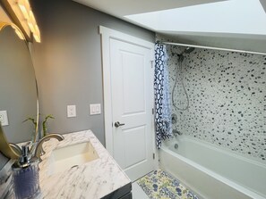 Hair dryer, towels, soap, shampoo - Green Lake 1st LineHome B with Whole House Central Air Conditioners (Seattle)