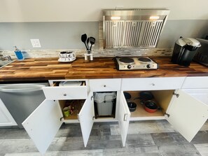 Réfrigérateur, micro-ondes, plaque de cuisson, lave-vaisselle