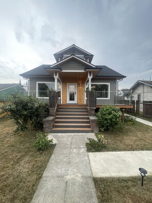 Exterior - Green Lake 1st LineHome B with Whole House Central Air Conditioners (Seattle)