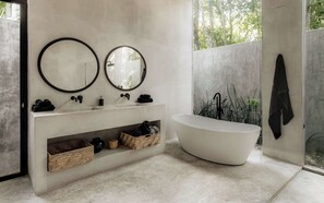 Badewanne, Haartrockner, Handtücher, Shampoo
