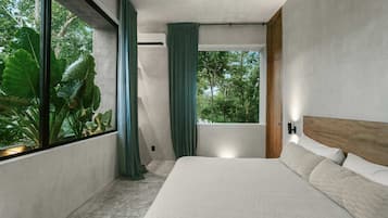 6 soverom, skrivebord, strykejern/-brett og reiseseng for barn