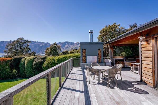 Outdoor dining - Hāwea Lakehouse - Lake Hāwea Holiday Home (Lake Hawea)