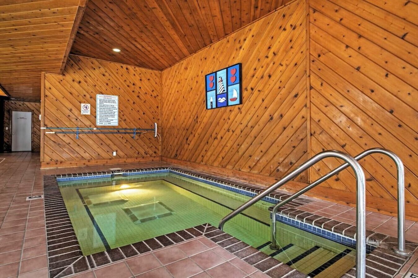 Una piscina cubierta, una piscina climatizada