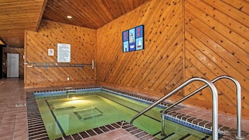 Una piscina cubierta, una piscina climatizada