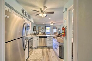 Refrigerador, microondas, horno y parrilla de estufa