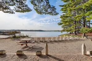 Outdoor dining - Piers & Pines at Island Pointe (Wisconsin Dells)