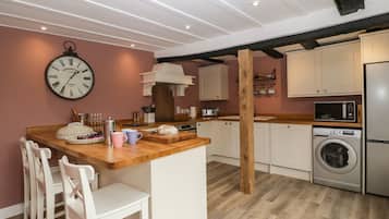 Kylskåp, vattenkokare och grytor/köksredskap