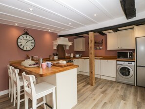 Lemari es, ketel listrik, dan peralatan masak/sendok-piring