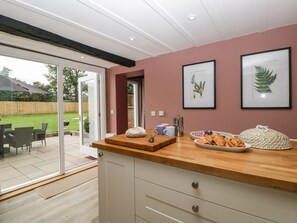 Lemari es, ketel listrik, dan peralatan masak/sendok-piring