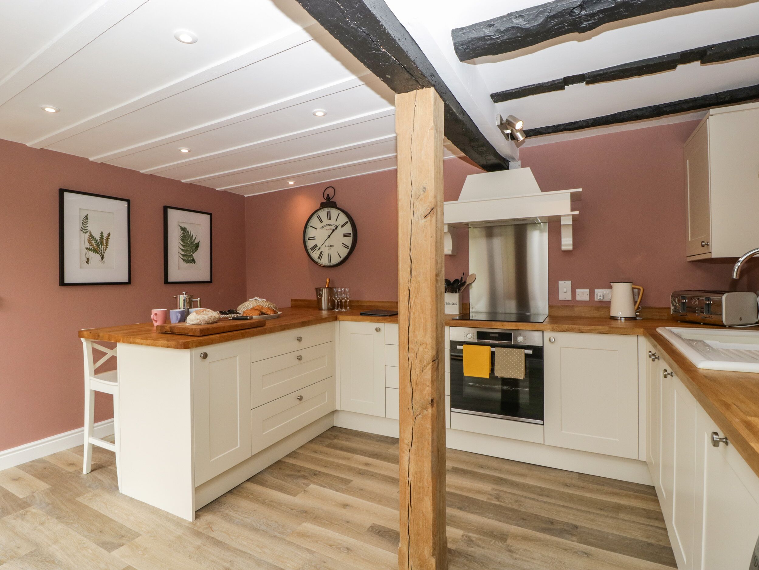 Refrigerador, tetera eléctrica y utensilios de cocina 