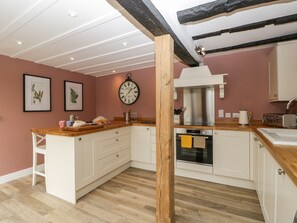 Lemari es, ketel listrik, dan peralatan masak/sendok-piring