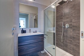 Dusche, Haartrockner, Handtücher
