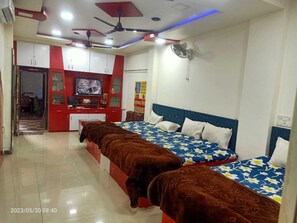5 bedrooms, WiFi, bed sheets - Hotel junagadh palace  (Ujjain)