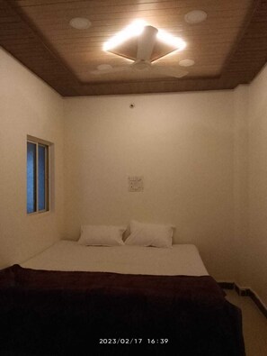 5 bedrooms, WiFi, bed sheets - Hotel junagadh palace  (Ujjain)