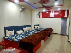 5 bedrooms, WiFi, bed sheets - Hotel junagadh palace  (Ujjain)
