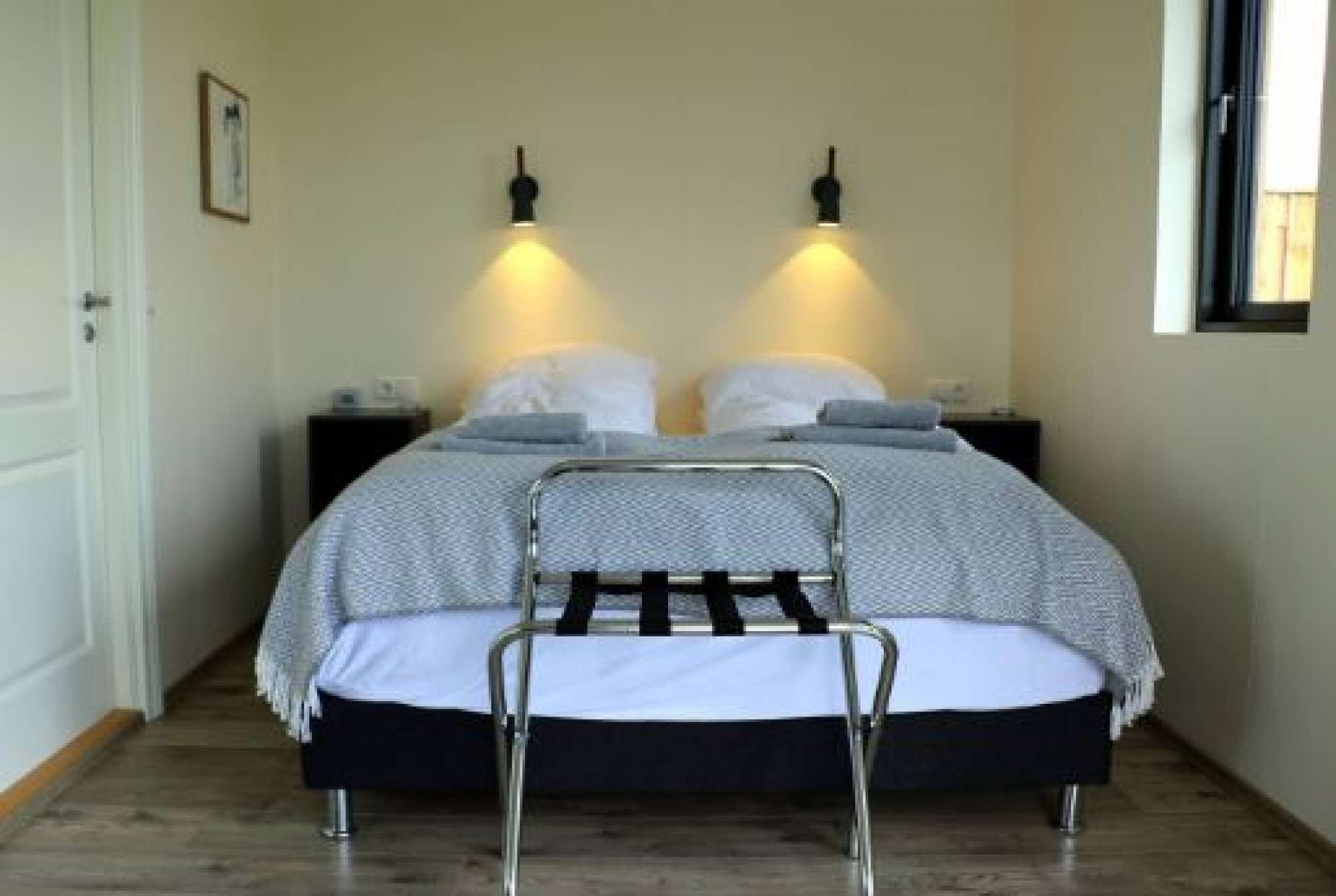 1 bedroom, bed sheets