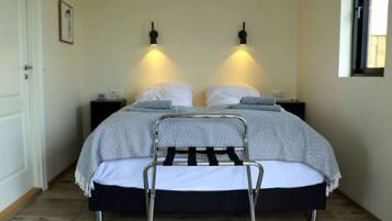 1 bedroom, bed sheets