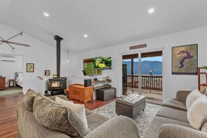 Smart TV, chimenea y oficina 