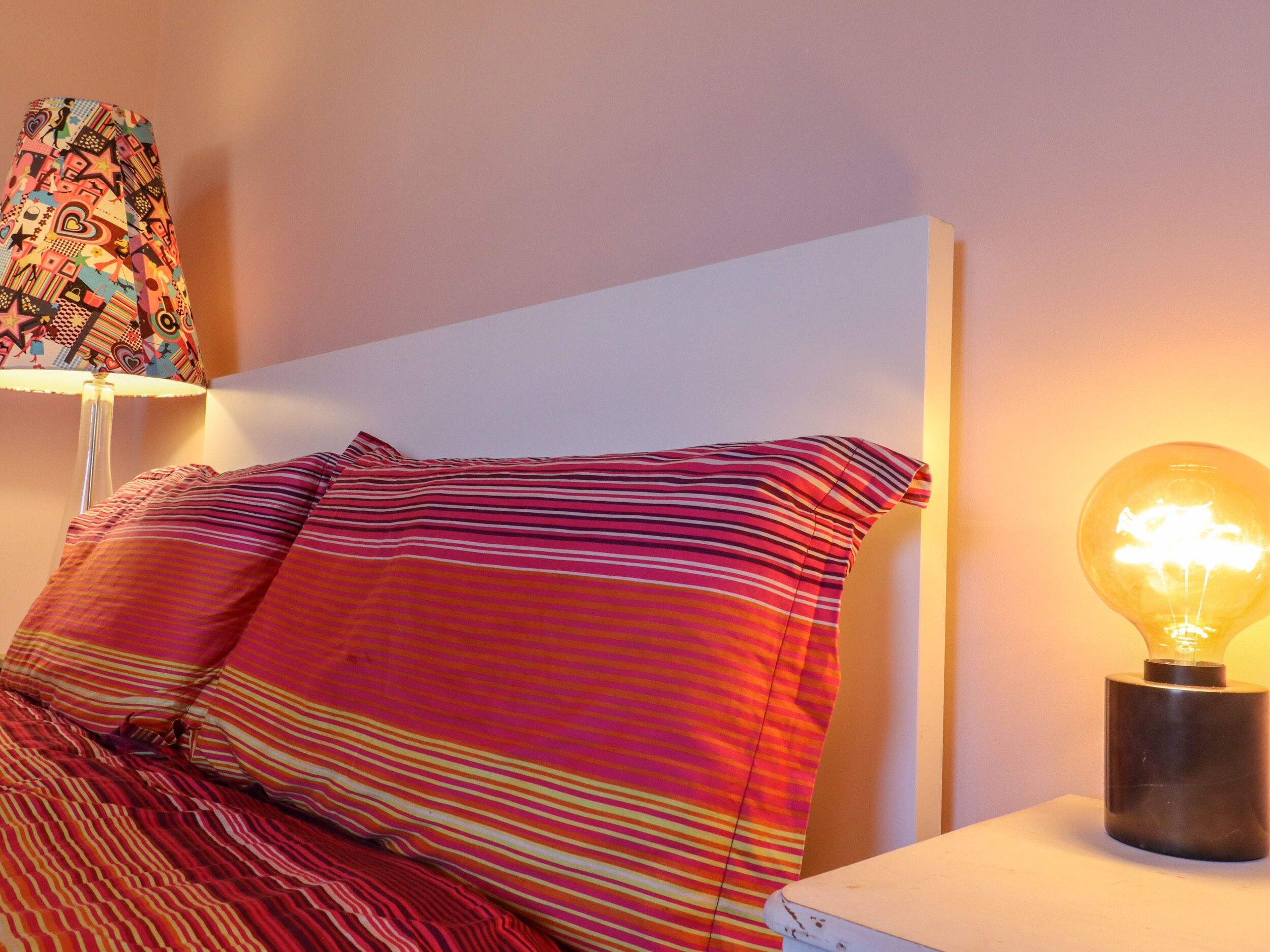 2 dormitorios, decoración individual, mobiliario individual