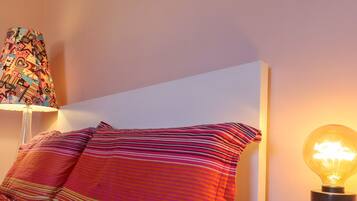 2 dormitorios, decoración individual, mobiliario individual